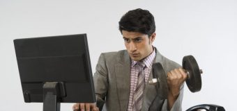 Czy pracując w biurze można równocześnie zadbać o sylwetkę? Kilka pomysłów na „biurowe” ćwiczenia