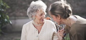 Agencja opiekunek osób starszych – bardzo dobre rozwiązanie do podjęcia takiej pracy